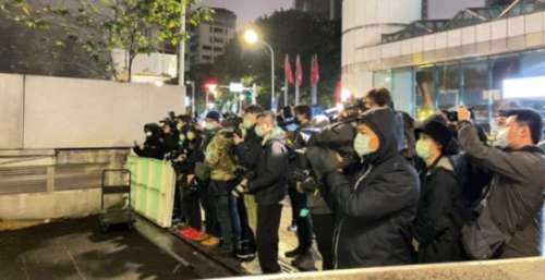 王力宏隔离期满不回家，贴心为蹲守台媒送上热饮，感谢不离不弃