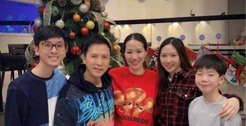 甄子丹一家晒圣诞全家福，儿女已赶上父亲身高