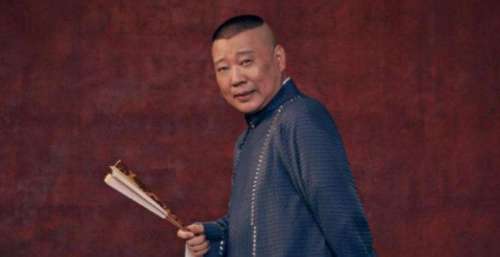 郭德纲被大批粉丝围着要签名，全程手忙脚乱，脸色凝重表情太喜人