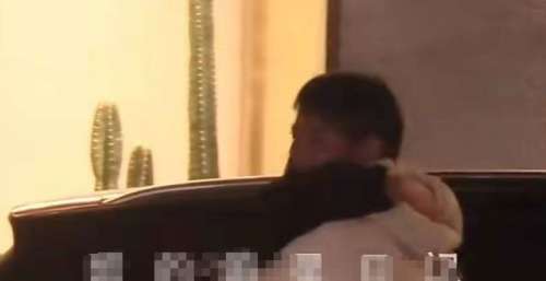 张天爱私下聚会，与男性领导聊天心情好，亲密相拥惹争议