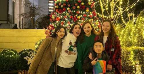 潘玮柏老婆晒聚会照，应采儿带jasper现身，背后超大花园意外富