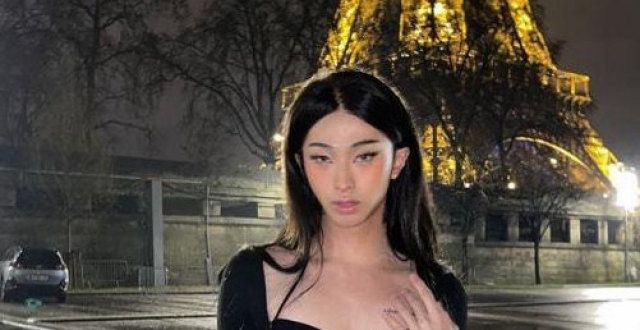 伊能静儿子巴黎过圣诞，长发披肩大秀好身材，雀斑妆女人味十足