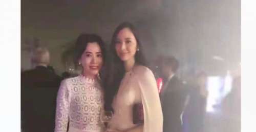 纪女友恢复社交生活，吴佩慈一袭白裙现身派对，合影还秀戒指