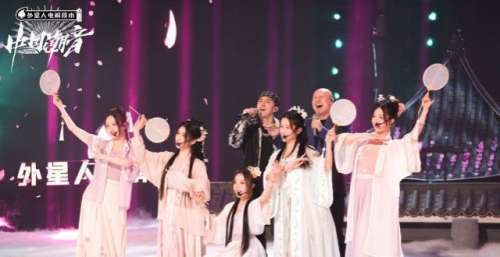 腾格尔搭档SING女团演绎《桃花源》 反差与融合中碰撞新国风