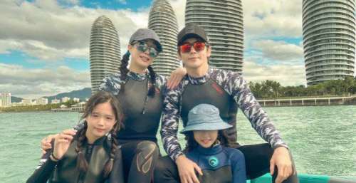 钟丽缇一家四口玩冲浪，母女仨齐齐扎双麻花辫，13岁次女颜值逆袭