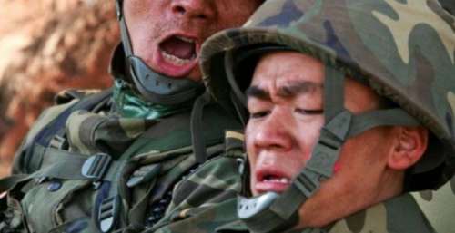 将《王牌部队》和《士兵突击》放在一起看，两部剧的差距就出来了