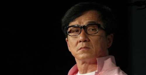 成龙两次得罪江湖大佬，为何依然能全身而退？你看他身后站的谁