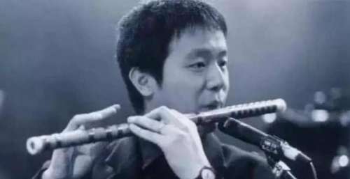 窦唯，丸子头出现在医院打吊瓶