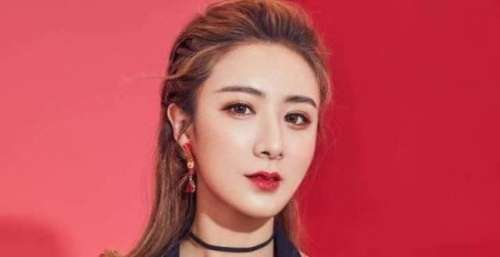 薇娅被封杀后，老公现身公司处理后续事情，神情落寞显孤单
