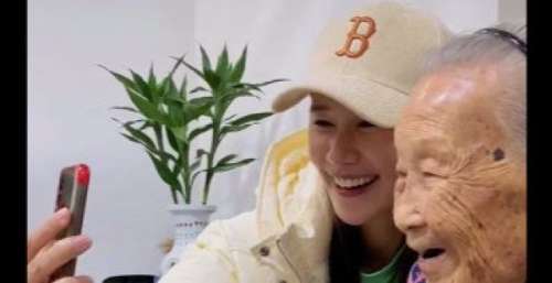 港星黄翠如回汕尾老家，和家人探望102岁婆婆，逛路边摊被求偶遇