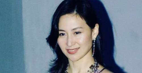 何超琼：携10亿嫁许晋亨，婚内替陈百强扶灵，身家百亿却永失挚爱