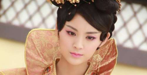 她是《兰陵王》里的坏女人郑儿，今在《王牌部队》里演肖战的老婆