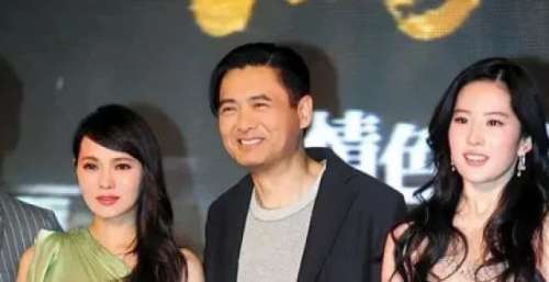 伊能静一袭薄荷绿缎面裙出席活动，竟不输刘亦菲，真的是保养达人