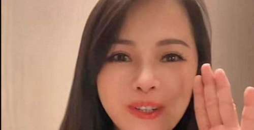 伊能静宣传与儿女创作的新歌，脖子皮肤松弛显老态，与脸太不协调