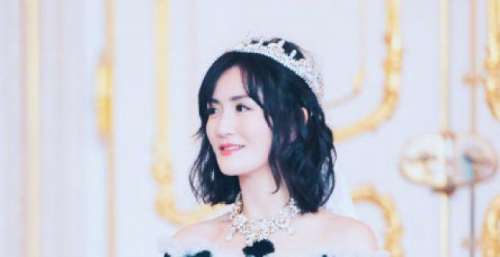 谢娜头戴皇冠，白色婚纱，洁白无瑕，好美，好漂亮