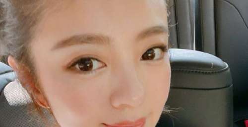 安以轩晒儿子近照，帮忙理发惨遭翻车，后脑勺一块头发被剃平