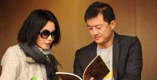 与王菲离婚8年后，李亚鹏近况曝光，成短视频博主分享生活，穿衣打扮引争议