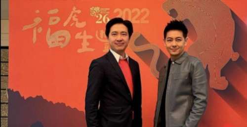 林志颖携弟弟参加年会，合唱18岁时成名曲，小志保养年轻更像弟弟
