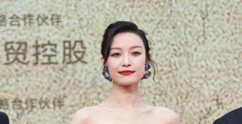 《1921》剧组亮相金鸡红毯 倪妮绿钻长裙明艳动人