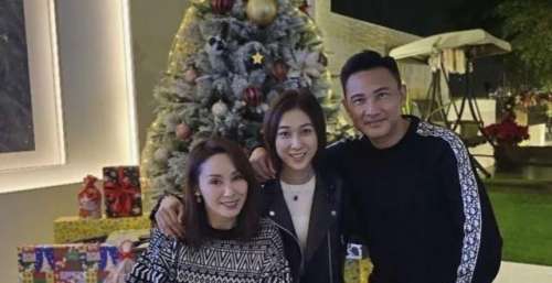 37岁钟嘉欣回港争视后，与王祖蓝老婆深情相拥，网友预测今年稳了