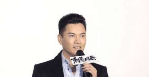 他一生娶了三个老婆，全部美若天仙，最后与“10亿”双宿双栖