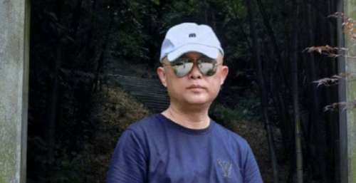 孟非曝自家小区被封控，为囤物资客厅摆蔬菜，感叹人间自有真情在