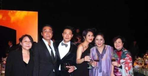 向华强生日宴大合照，甄子丹关之琳只能站后排，向太身边人太厉害