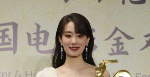 张小斐晒与金鸡奖杯合影：谢谢这一年新收获到的所有温暖