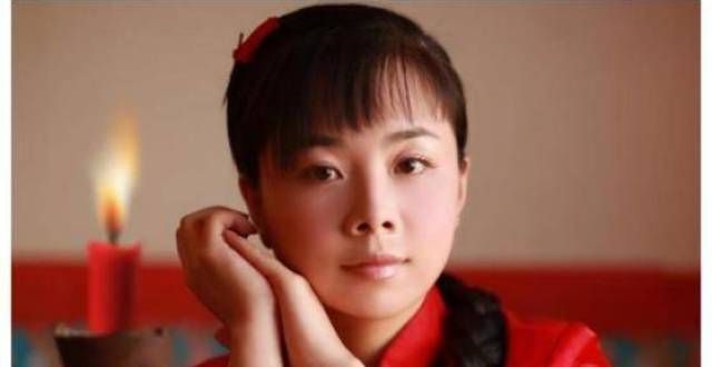 与绯闻缠身的“大衣哥”相比，王二妮才是真正的朴实农民歌星