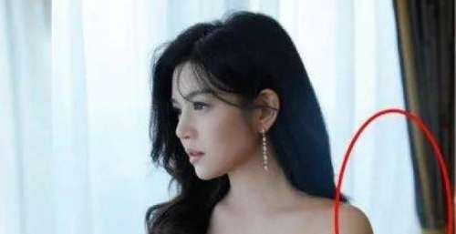 陈妍希晒活动照疑似有修图 背后的窗帘被网友调侃：P得太假了
