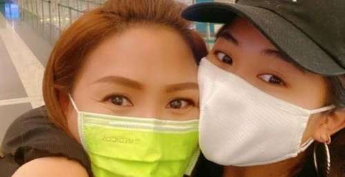 黎瑞恩送18岁女儿出国留学，机场紧紧相拥显不舍，母女长相太相似