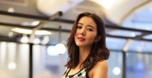 前港姐冠军麦明诗退圈做起OL 晒素颜吃泡面照片送别2021