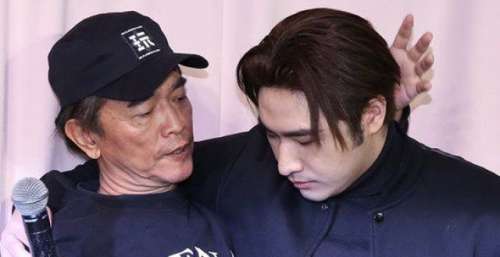 吴宗宪意外现身儿子新专辑发布会，父子镜头前拥抱，坦言没办法原谅儿子