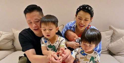 胡杏儿俩儿子陪爷爷散步，兄弟俩牵手下台阶，和爸爸穿亲子装超萌