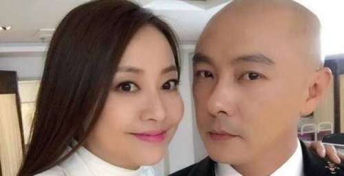 硬汉张卫健也有柔情似水的一面，与妻子举办三次婚礼