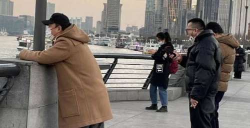 黄渤现身外滩跨年，神秘甜蜜挽胳膊，被发现后二人刻意保持距离