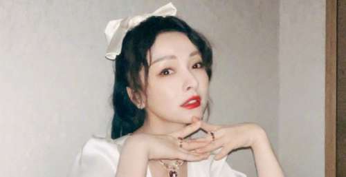 吴昕深夜晒九宫格照，与何炅合照放C位，网友感慨：双向奔赴的家人！