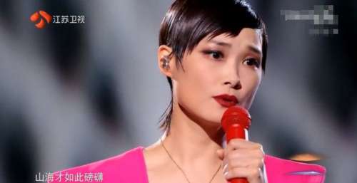 七台跨年十大槽点：芒果主持翻车，破音难听，舞台现场抠特效