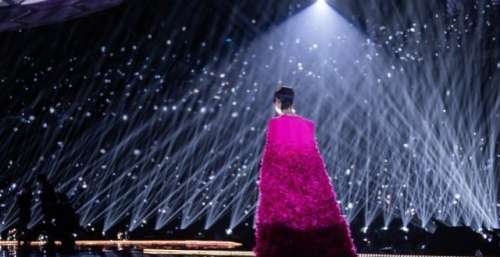 李宇春跨年演唱《银河中的星星》致敬中国力量