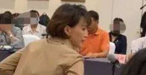 46岁董卿现身会议显疲惫！腰椎疼痛走路缓慢，头发凌乱衬衫褶皱多