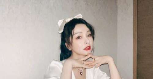 破防了！何炅穿过人群去拥抱吴昕 网友：永远的快乐家族！