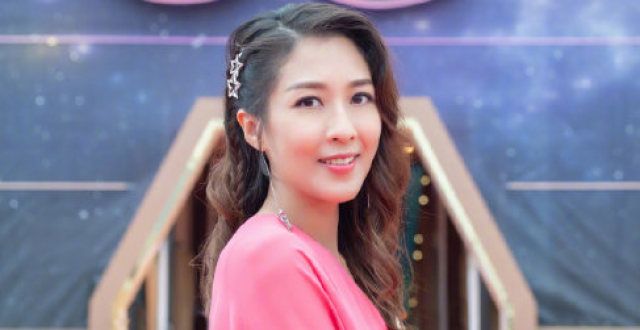 知名港星为子庆生，隐藏多年老公出镜，面容显老被嘲是儿子爷爷