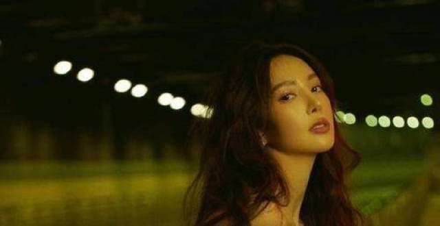 金晨亮相金鸡奖闭幕式，穿亮片吊带裙真的好美！