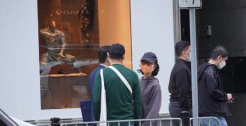 很恩爱！刘青云和郭蔼明在人来人往的街头依旧手牵手