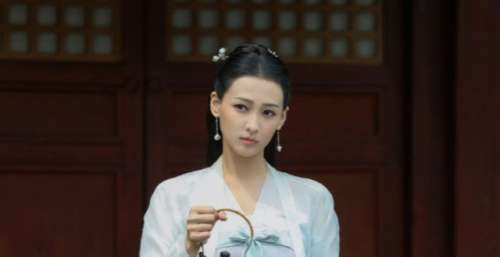 前脚与热巴搭档完，后脚又出演张若昀新剧，换造型后愣是没认出来