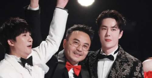 何炅穿越人群拥抱吴昕，王一博戴天天兄弟戒指，汪涵跨年拥抱令人感动
