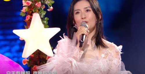 何炅跨年提前拥抱谢娜，和吴昕奔赴令人泪目，快乐家族分水岭显现