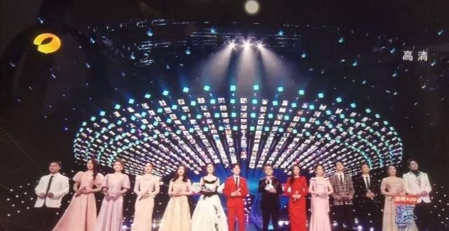 跨年晚会感人的两个画面，是“快乐家族”和“天天兄弟”给的