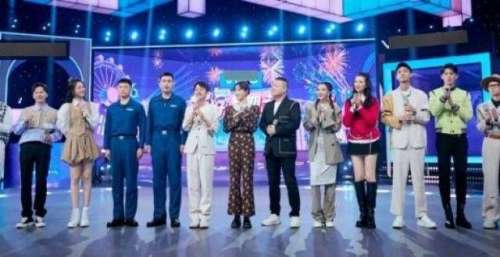 完全带不动！何炅一个人主持加控场，被全网吐槽，真的太尴尬了