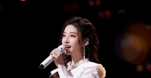 冯提莫惊艳亮相最美的夜，粉色短裙甜美可爱，演唱小红花好评如潮